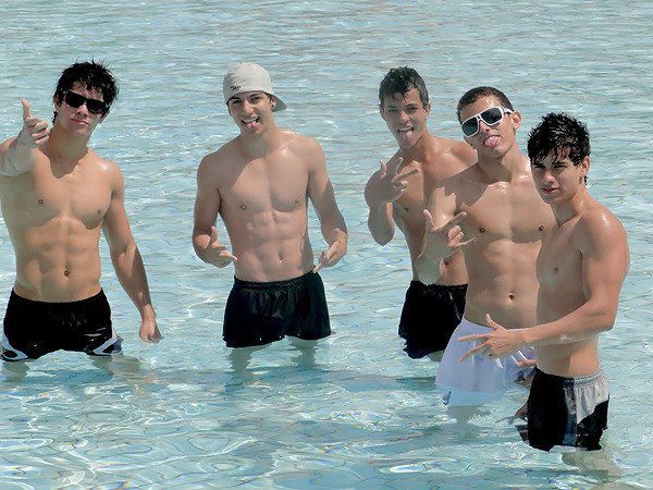 Fotos de Hombres guapos anónimos en grupo Fotos de Hombres guapos anónimos en grupo