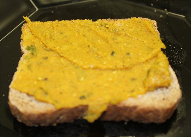 Gelbe Linsen Brotaufstrich auf Toast