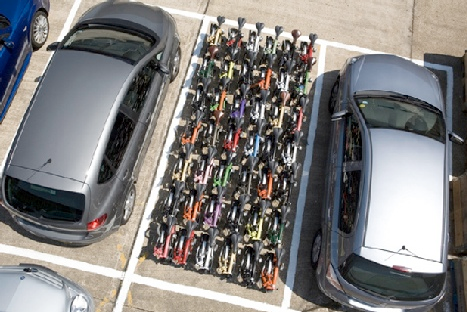 42 Klappräder passen auf einen einizigen Autoparkplatz