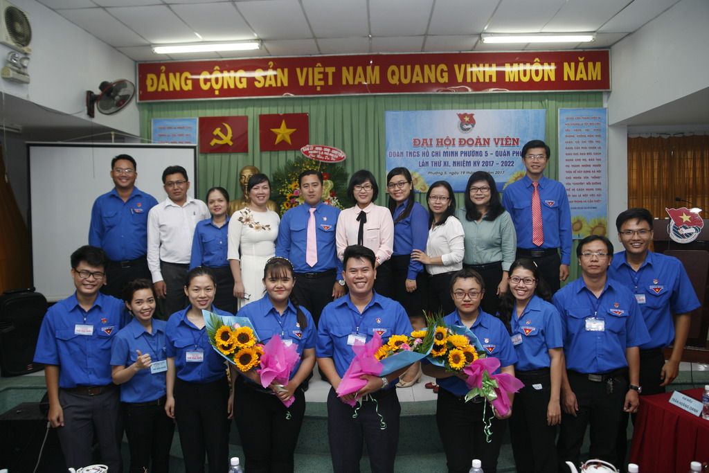 BCH Đoàn phường 5 nhiệm kỳ 2017 - 2022 chụp ảnh lưu niệm cùng lãnh đạo