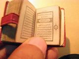 Bolehkah Shalat Sambil Memegang Mushaf?